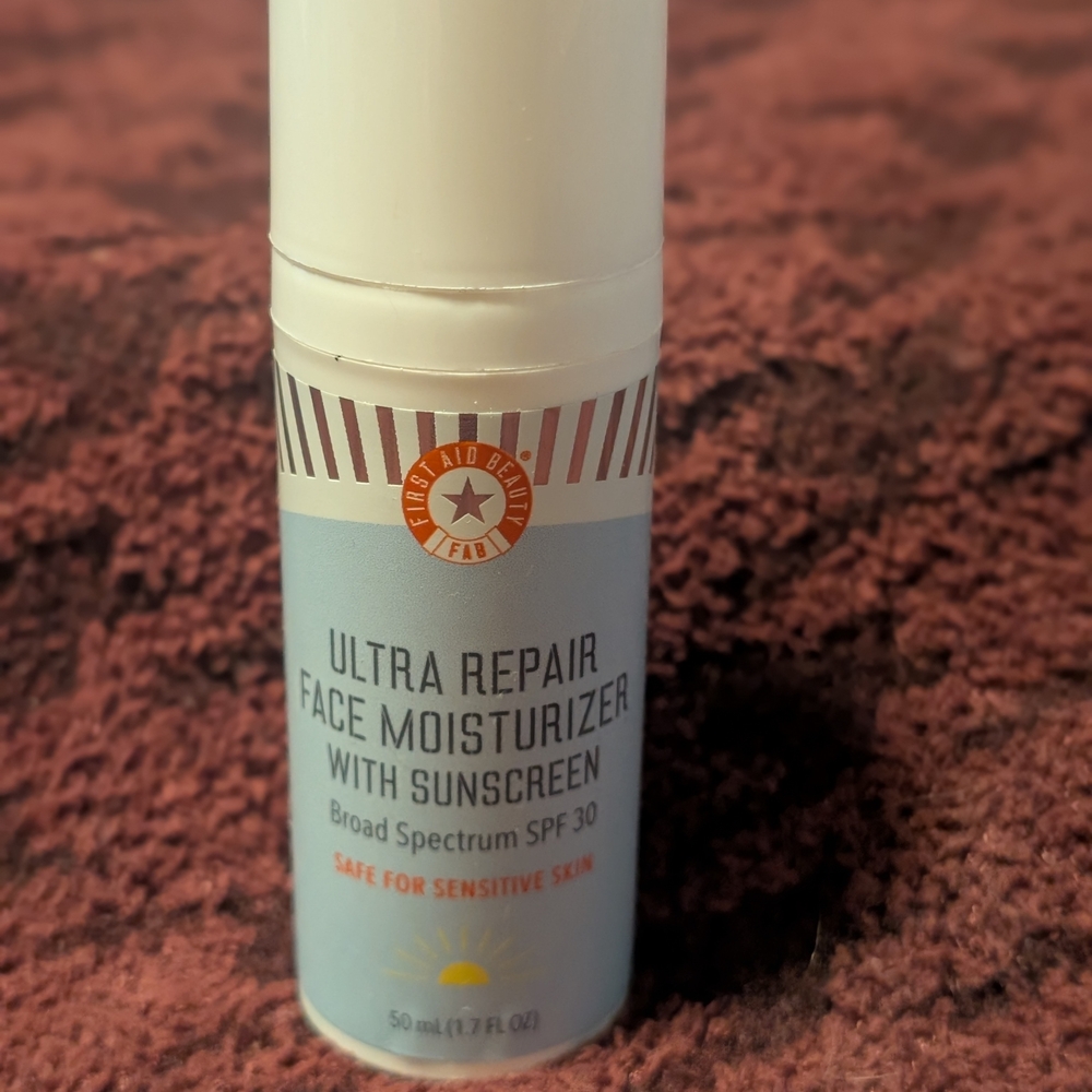 First Aid Beauty Ultra Repair Face Moisturizer - Blue and White